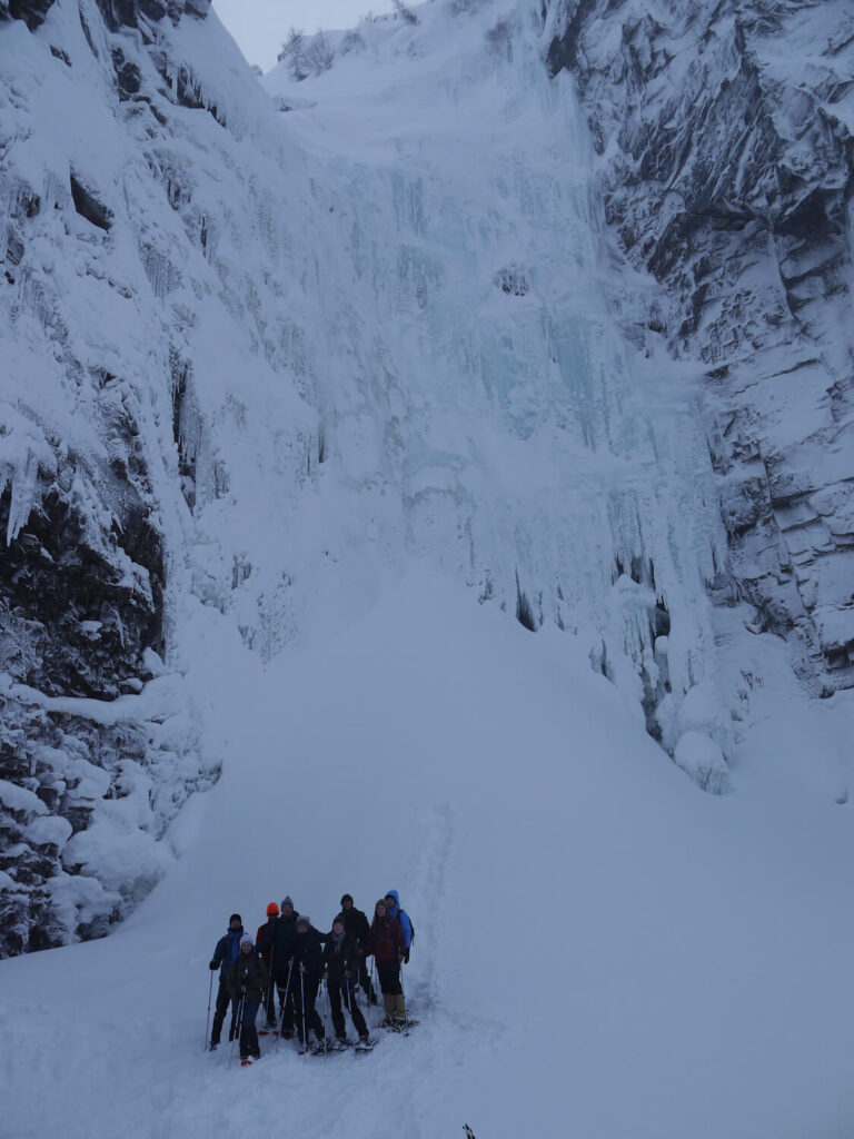 Tourengruppe vor dem gefrorenen Wasserfall Njupeskär am 24.02.2015