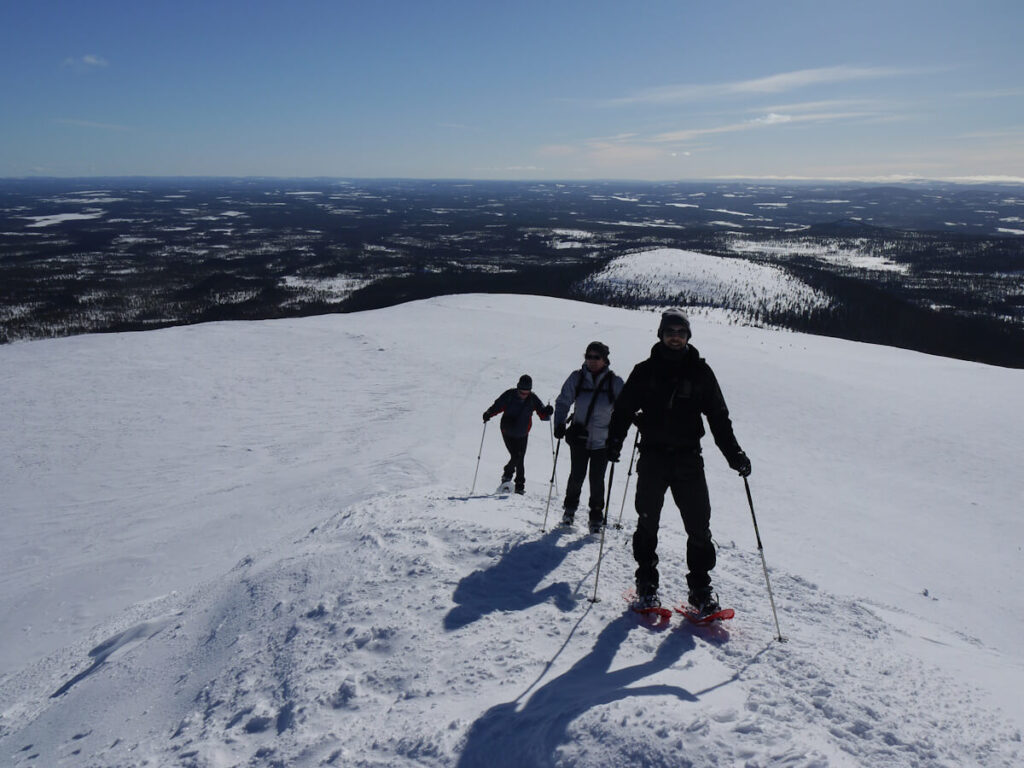 Eine Tourengruppe erreicht beim Aufstieg auf den Berg Städjan (1131 m) über den Südostgrat den Vorgipfel (06.03.2015)