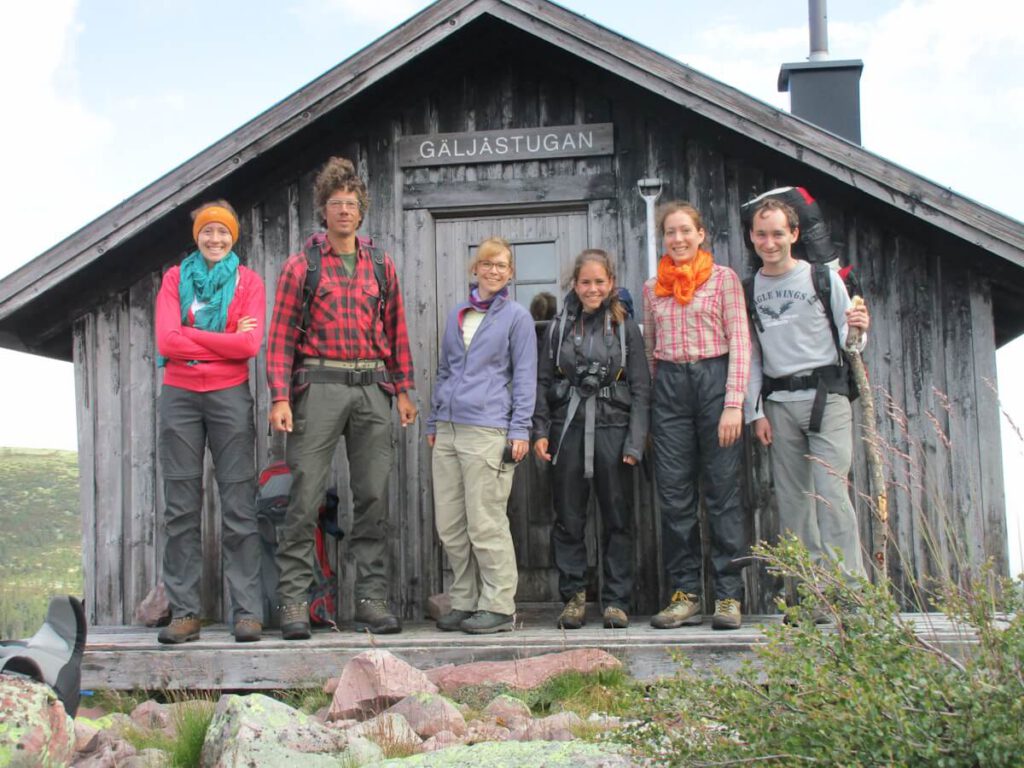 Unsere Trekkinggruppe vor der Fjellhütte Gäljanstugan auf dem Fulufjell am 11.07.2016