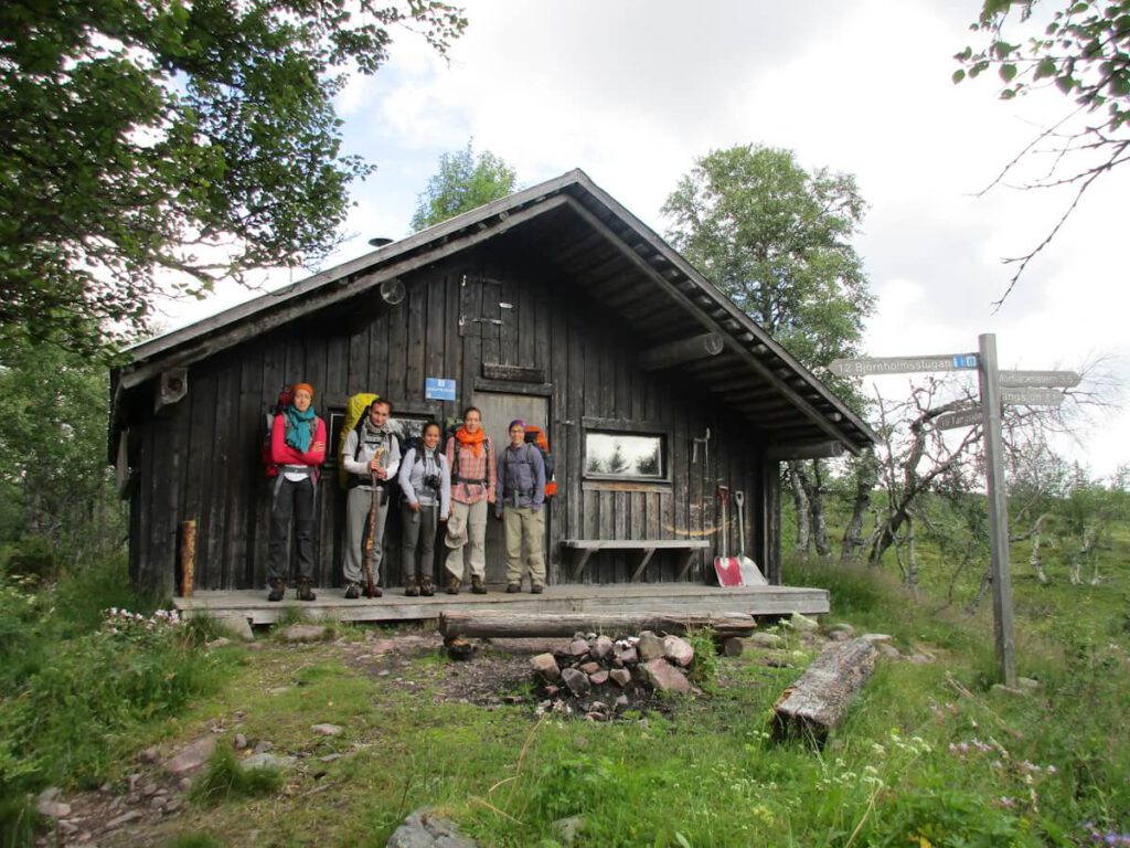 Unsere Trekkinggruppe vor der Schutzhütte Tangastugan auf dem Fulufjell am 12.07.2016