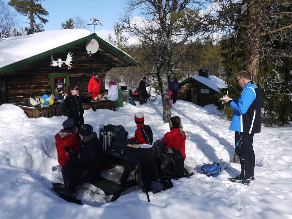 Die Vaffelstuga von Svängis am Winterweg "Burusjöspåret" mit täglich frisch gespurter Langlaufloipe, gelegen zwischen der Almsiedlung Brunnavallen und dem See Burusjön (633 m), ist ein sehr beliebter Pausenort (16.03.2014)