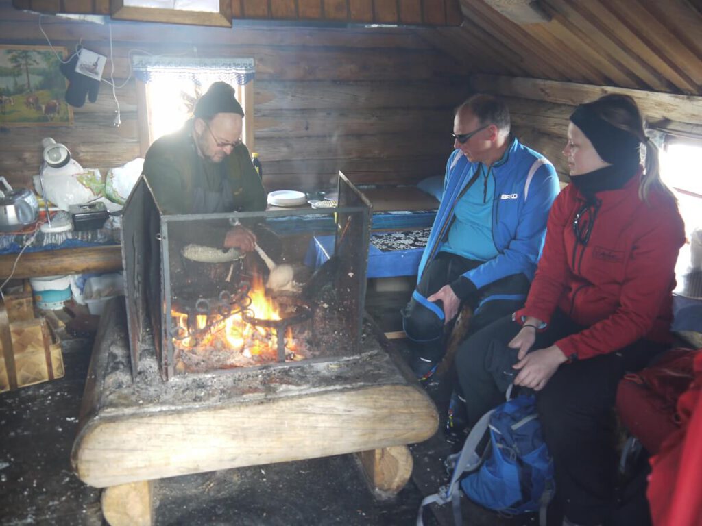 In seiner Vaffelstuga am Winterweg "Burusjöspåret" zwischen der Almsiedlung Brunnavallen und dem See Burusjön (633 m) bäckt Svängis am Holzfeuer die besten Waffeln in Norra Dalarna für hungrige Skifahrer (16.03.2014)