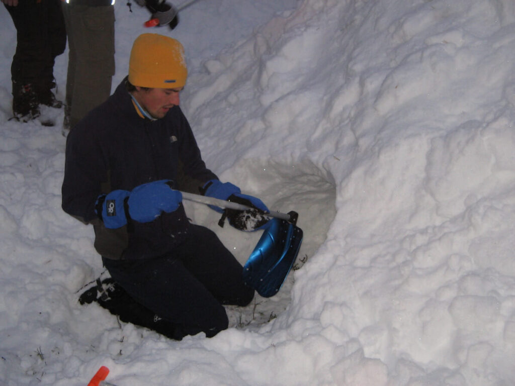 Schneehöhlenbau bei Valdalsbygget in der Nähe von Grövelsjön am 10.01.2008