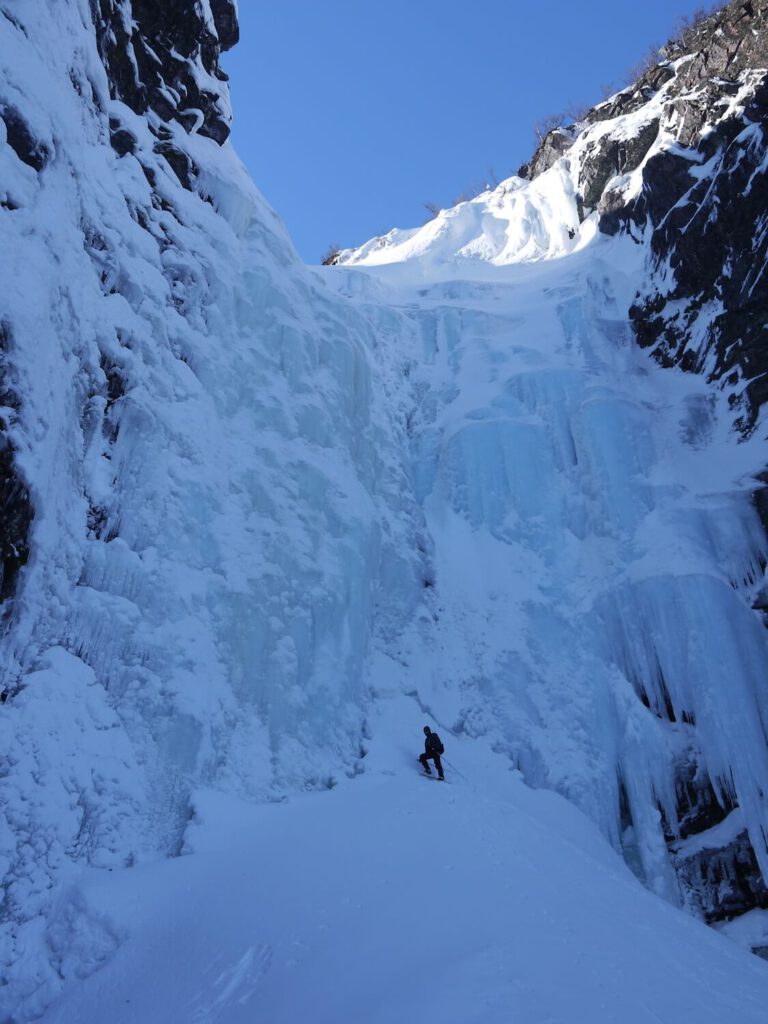 Vor dem gefrorenen Wasserfall Njupeskär am Ende der schattigen Geländenische am Rande des Fulufjells am 10.03.2014