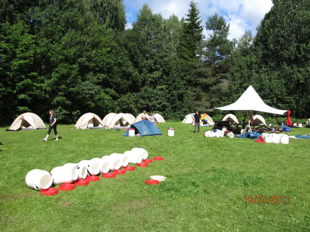 Vorbereitung einer Kanutour im Rucksack-Reisen Sommercamp am See Laxsjön (76 m) am 16.07.2011