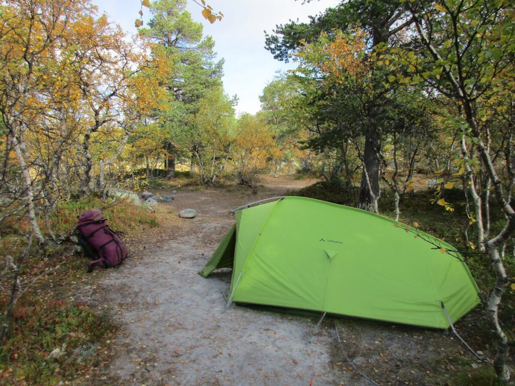 Das von mir auf meiner fünftägigen Trekkingtour in das Gebiet um den See Rogen (758 m) verwendete Zelt Vaude Arco am Südostende des Sees Rogen am Vormittag des 14.09.2016