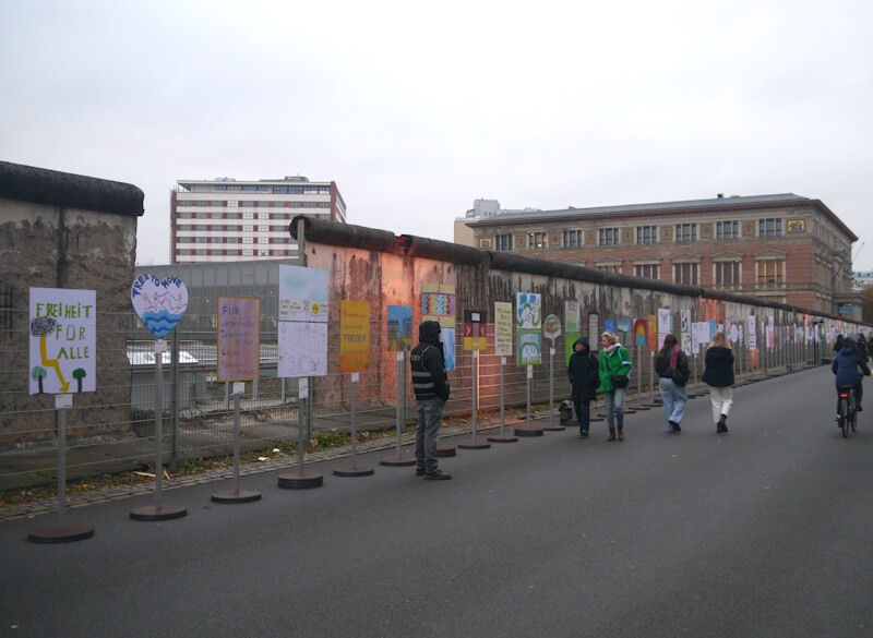 Im Zentrum des Events im Jahre 2024 anläßlich von „35 Jahren Mauerfall“ unter dem Motto: „Haltet die Freiheit hoch“ stand eine Open Air Installation mit Plakaten und Transparenten (08.11.2024)