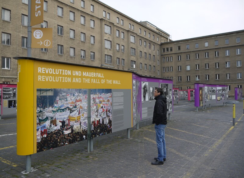 Die friedliche Revolution in der DDR ist Thema der Ausstellung mit dem Titel "Revolution und Mauerfall" im Innenhof des Gebäudes der ehemaligen Zentrale des Ministeriums für Staatssicherheit (StaSi) der DDR in der Normannenstraße im Bezirk Lichtenberg von Berlin. (13.04.2019)