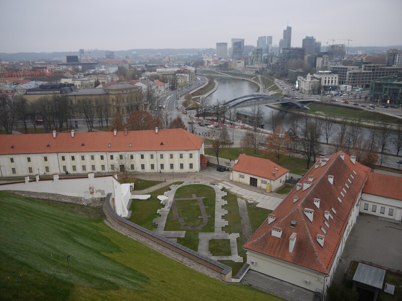 Blick nach Nordwesten vom Gipfel des Burgbergs (Pilies Kalnas) (142 m) über die umgebende Stadtlandschaft. (12.11.2024)