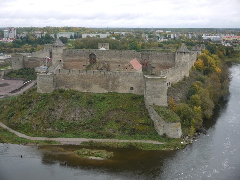 Die Burg Ivangorod am östlichen Ufer des Flusses Narva war im Jahre 1432 von Zar Ivan III. errichtet worden (04.10.2024).