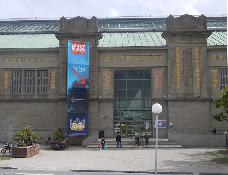 Das Museum „La Cité de la Mer“ in der Stadt Cherbourg, das sich in den Gebäuden des ehemaligen Transatlantik-Hafens befindet. (07.09.2022)