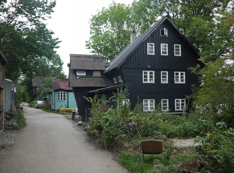 Der nördliche Teil des Projektgeländes der "Freistadt Christiania" ist eine Freiluftausstellung für originelles, einfaches und naturnahes Bauen überwiegend mithilfe wiederverwendbarer gebrauchter Baumaterialien, mit dem Ergebnis einer Architektur, die sich harmonisch in die bestehende Landschaft und Natur einfügt, ohne diese nennenswert zu verändern oder diese gar beseitigt, um sie durch künstliche, technische, zweckrational optimierte, sterile Planungs- und Baulandschaften zu ersetzen. (13.09.2020)