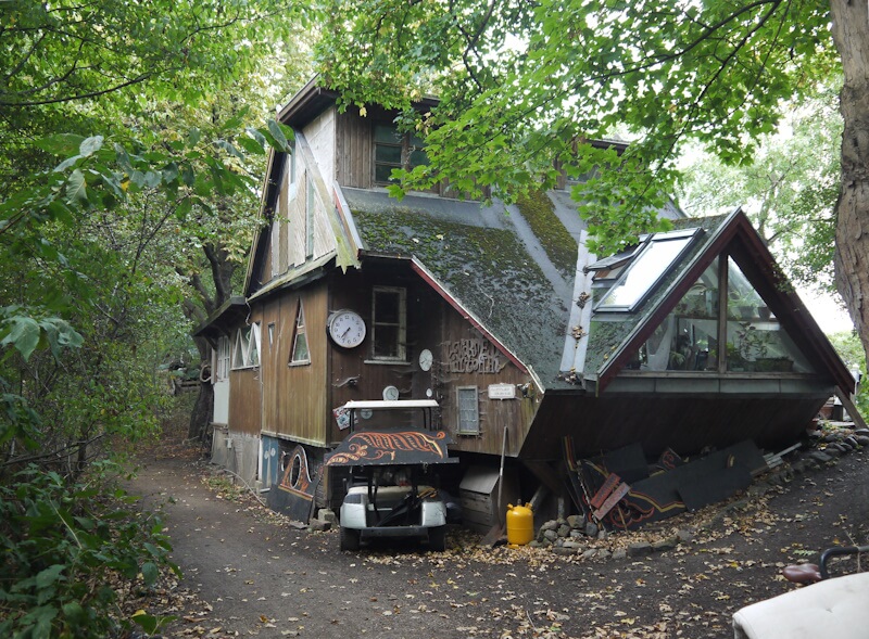 Der nördliche Teil des Projektgeländes der "Freistadt Christiania" ist eine Freiluftausstellung für originelles, einfaches und naturnahes Bauen überwiegend mithilfe wiederverwendbarer gebrauchter Baumaterialien, mit dem Ergebnis einer Architektur, die sich harmonisch in die bestehende Landschaft und Natur einfügt, ohne diese nennenswert zu verändern oder diese gar beseitigt, um sie durch künstliche, technische, zweckrational optimierte, sterile Planungs- und Baulandschaften zu ersetzen. (13.09.2020)