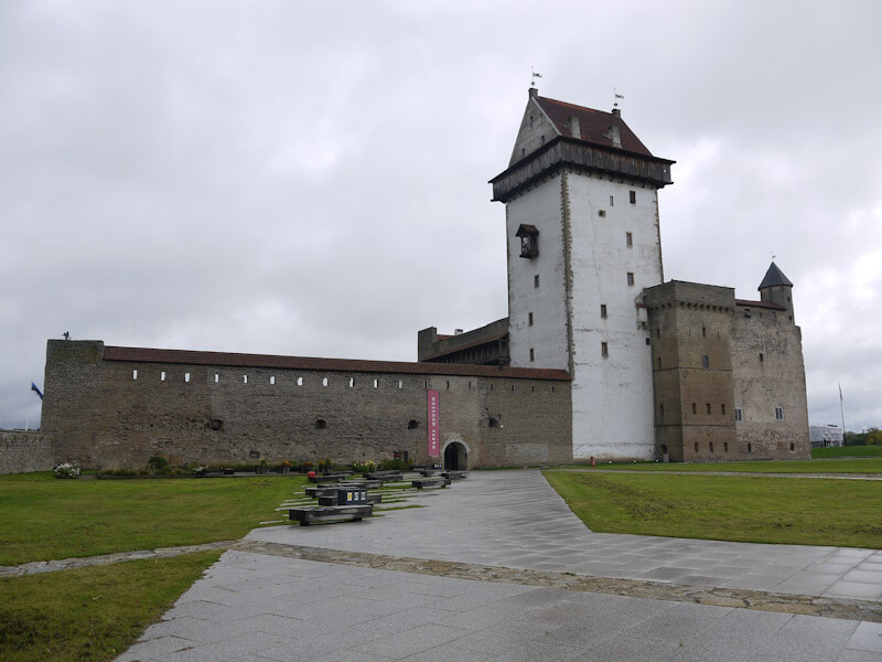 Die am Fluß Narva gelegene Herrmannsburg in der Grenzstadt Narva am 04.10.2024.