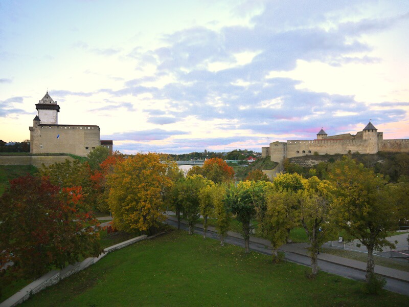 Die Hermannsburg (im Bild links) und die Burg Ivangorod (im Bild rechts) liegen bei der Stadt Narva unmittelbar gegenüber. (04.10.2024)