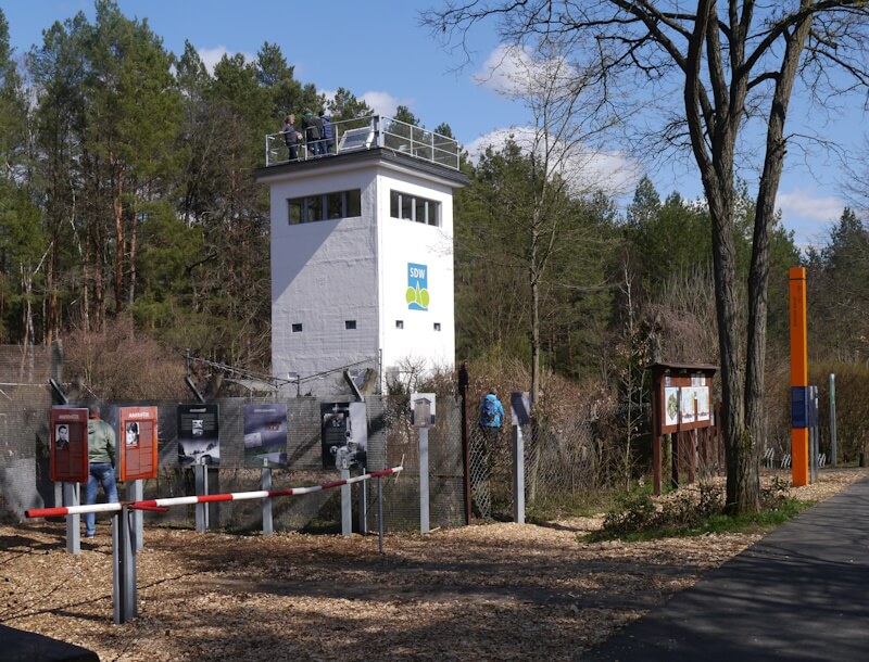 Ehemaliger Wachturm der Berliner Mauer neben dem Mauerradweg im Berliner Forst Tegel beim Hubertussee am 02.04.2021.