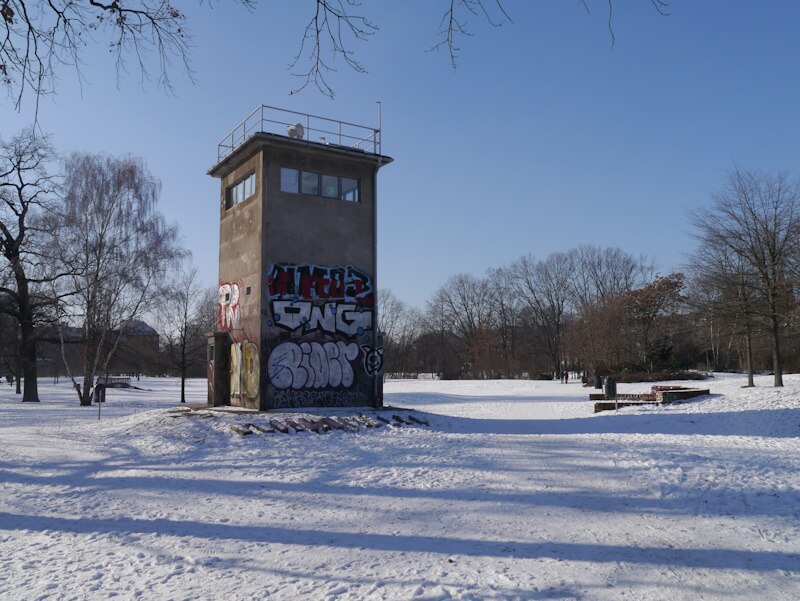 Ehemaliger Wachturm der Berliner Mauer im Park "Schlesischer Busch" in Berlin am 14.02.2021.