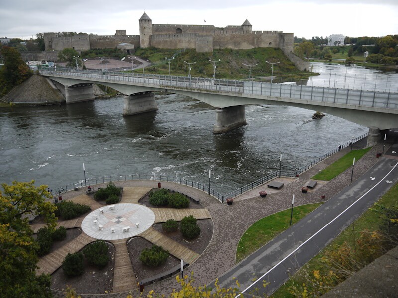 Die Petersburger Brücke überbrückt den Fluß Narva neben den beiden Burgen, der Hermannsburg und der Burg Ivanogorod (im Bildhintergrund) (03.10.2024).