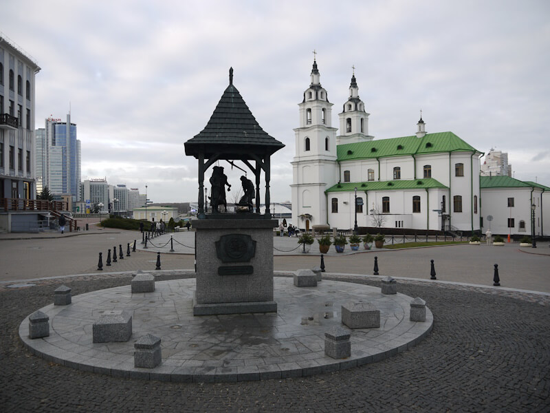 Auf dem Rathausplatz erinnert ein Denkmal mit einer Marktszene an die durch das Magdeburger Recht im Jahre 1499 erlangte Selbstverwaltung der Stadt Minsk. (15.11.2024)