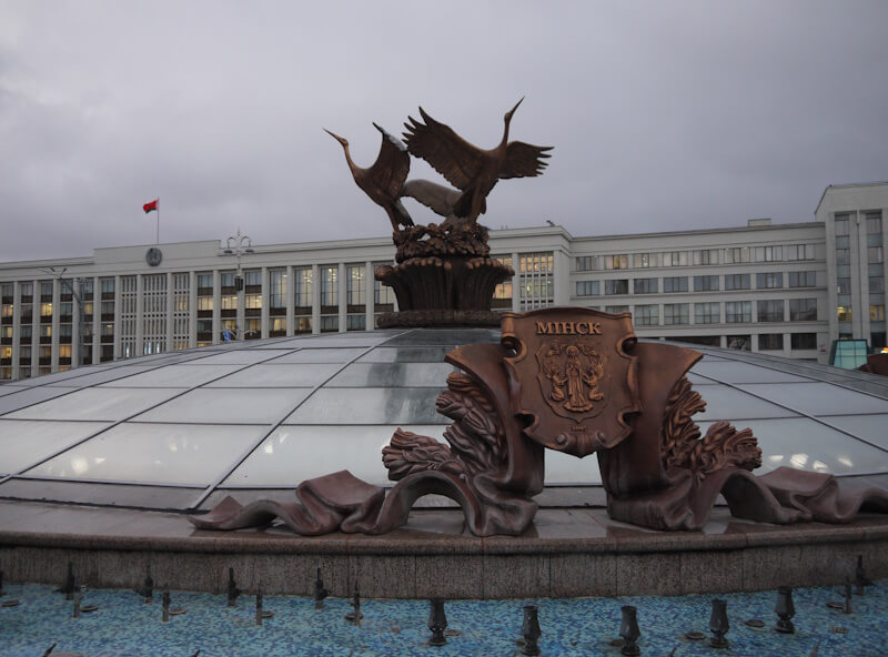 Der Storchenbrunnen auf den Unabhängigkeitsplatz in Minsk (18.11.2024)