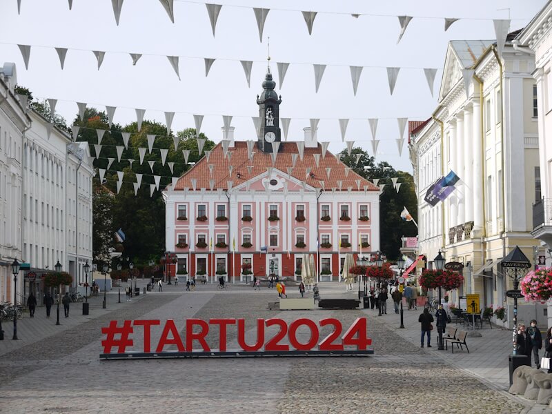 Rathausplatz der Universitätsstadt Tartu/Dorpat am 01.10.2024.