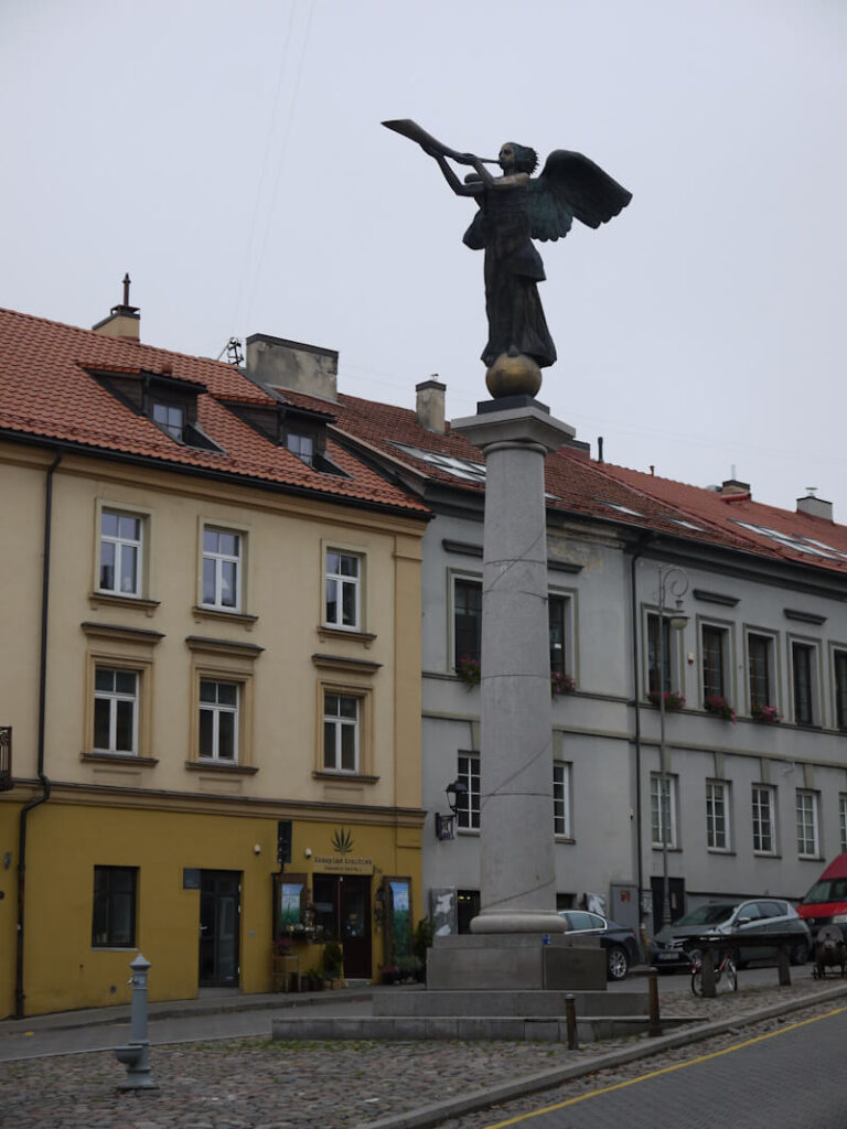 Das Zentrum des Stadtteils Užupis wird von einem Platz gebildet, auf dem eine Säule mit einem Trompetenengel steht. Diese Säule mit einem Trompetenengel gilt als das Wahrzeichen der „Užupio Res Publica“. (14.11.2024)