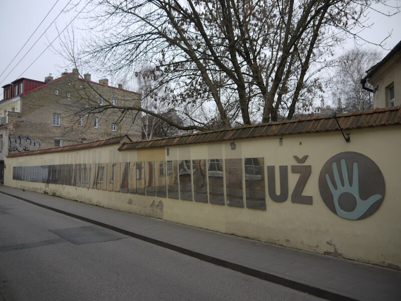 Die Verfassung der „Užupio Res Publica“ mit insgesamt 38 Artikeln ist in der Straße Panpio in insgesamt 45 Sprachen auf 45 spiegelnden Tafeln an einer straßenbegleitenden Mauer angebracht. (12.11.2024)