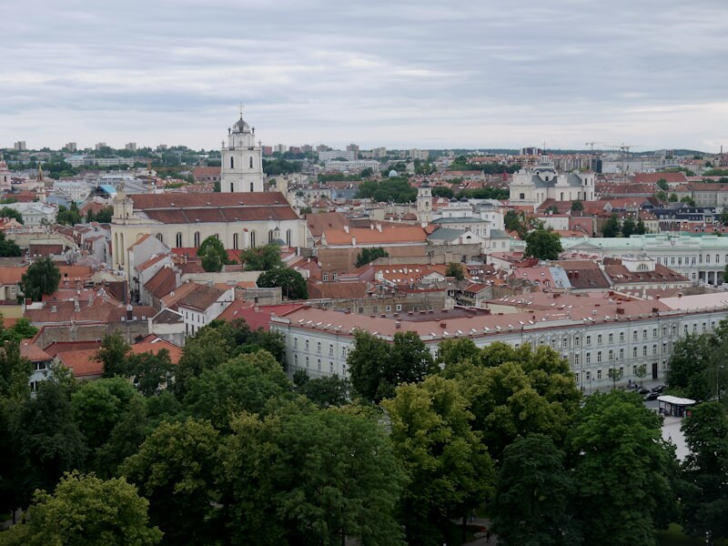 Blick über die historische Altstadt von Vilnius vom Gipfel des Burgbergs (Pilies Kalnas) (142 m) am 08.07.2017.