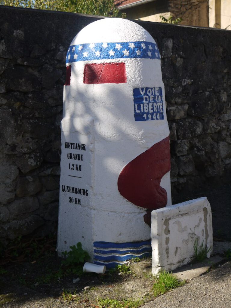 Ein Meilenstein des „Voie de la Liberté“ 30 Kilometer vor Luxemburg (Stadt) am 09.10.2022.