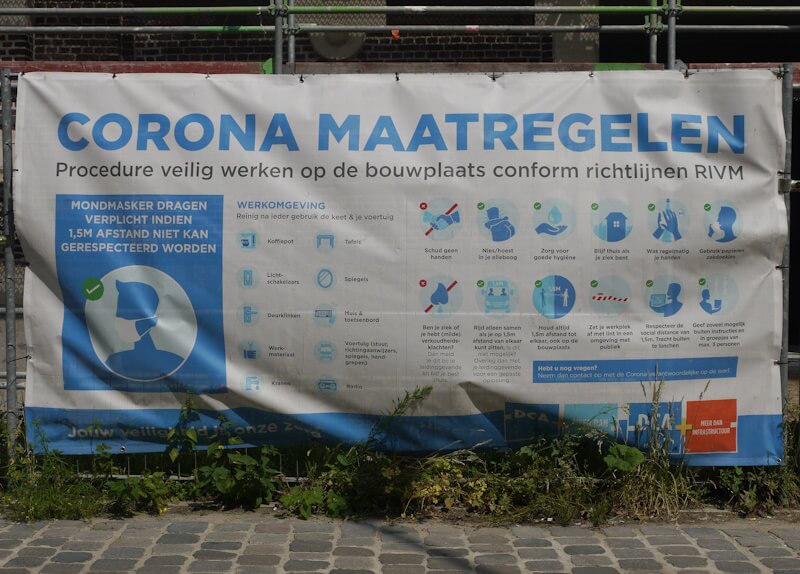 Plakat mit Corona-Maßregeln in der Stadt Antwerpen während der sogenannten "Corona-Krise" am 04.07.2022.