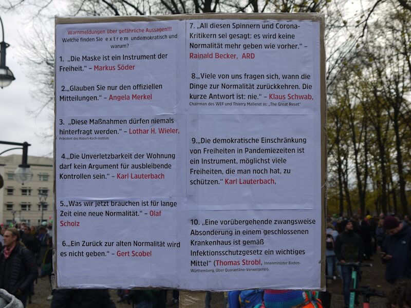 Plakat während einer Veranstaltung zum Thema Infektionsschutzgesetz beim Brandenburger Tor in Berlin am 18.11.2020 über Aussagen von Politikern während der sogenannten Corona-Krise".