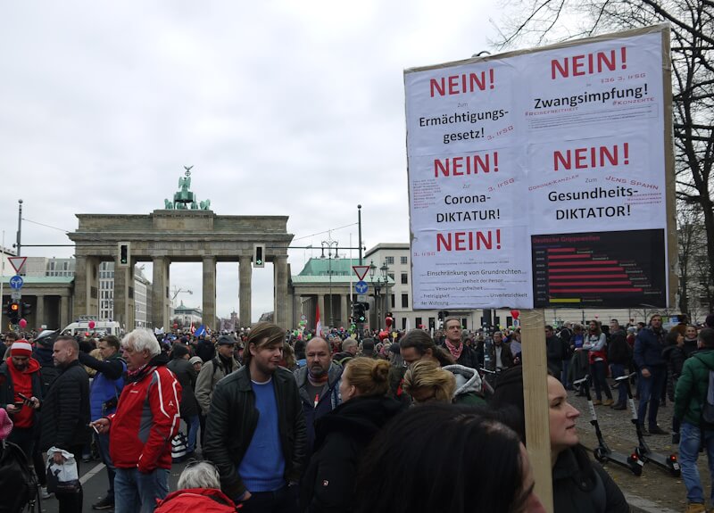 Plakat während einer Veranstaltung zum Thema Infektionsschutzgesetz beim Brandenburger Tor in Berlin am 18.11.2020 während der sogenannten Corona-Krise".