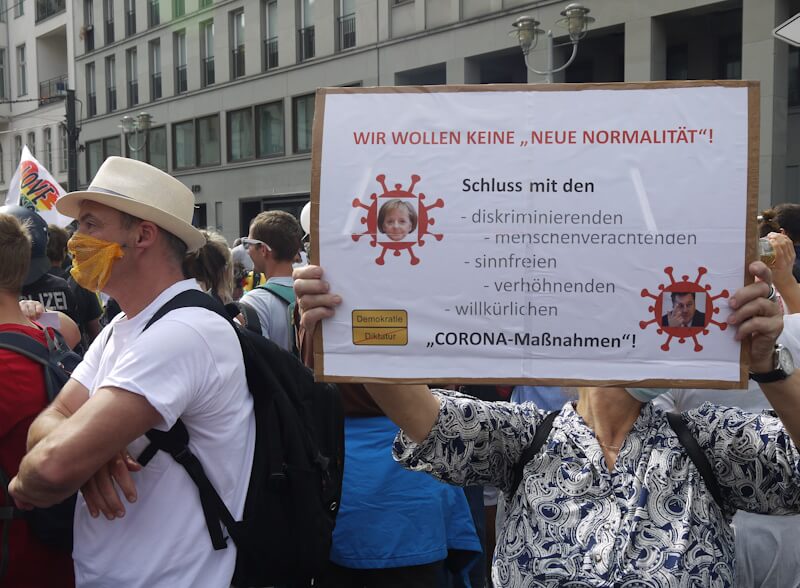 Plakat auf der Großdemonstration zum Thema "Corona-Krise" auf der Straße des 17. Juni beim "Großen Stern" in Berlin am 29.08.2020.