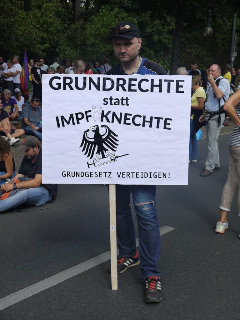 Plakat auf der Großdemonstration zum Thema "Corona-Krise" auf der Straße des 17. Juni beim "Großen Stern" in Berlin am 29.08.2020.