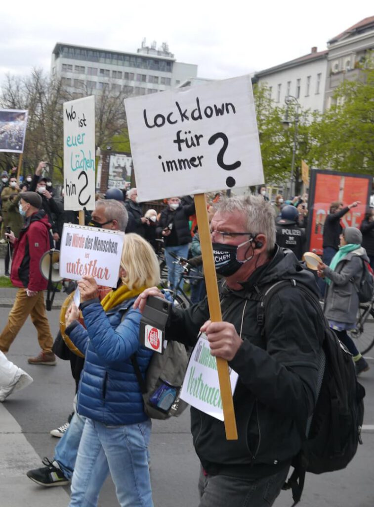 Plakate während einer Demonstration zum Thema der sogenannten "Corona-Krise" im Berlin am 24.04.2021.