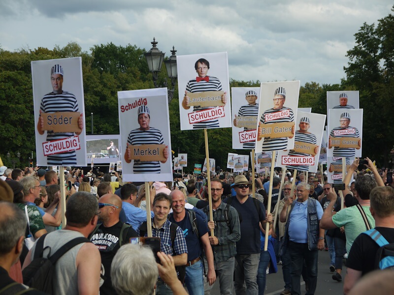 Plakate auf der Großdemonstration zum Thema "Corona-Krise" auf der Straße des 17. Juni beim "Großen Stern" in Berlin am 29.08.2020.