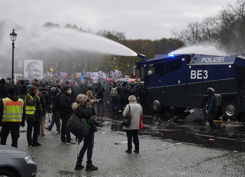 Wasserwerfereinsatz während einer Veranstaltung zum Thema Infektionsschutzgesetz beim Brandenburger Tor in Berlin am 18.11.2020 während der sogenannten Corona-Krise" zum Zweck der Auflösung der Veranstaltung.