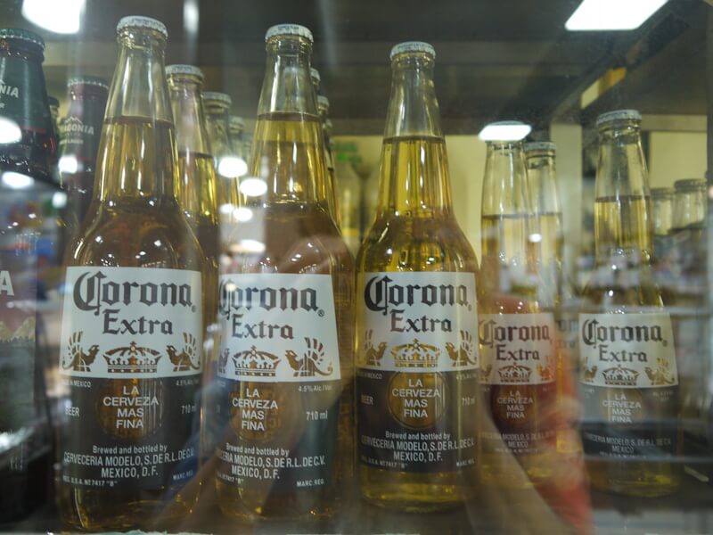 Flaschen des Biers "Corona Extra" in einem Lebensmittelladen in der Stadt Conceptión in Paraguay am 04.04.2020.