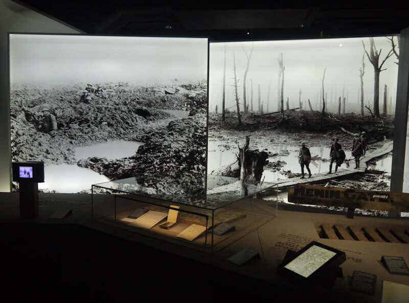 Durch Artelleriegranaten gestaltete Kriegslandschaft im Ersten Weltkrieg. Diese und weitere Fotografien sind ausgestellt im Imperial War Museum in London bei meinem Besuch dieses Museums am 30.07.2022.