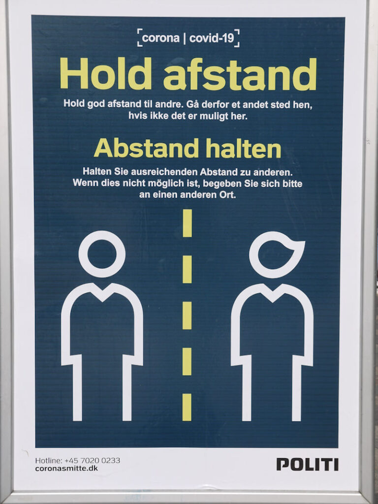 Ein Plakat fordert in der Stadt Kopenhagen zu Maßnahmen des Social Distancing auf während der sogenannten "Corona-Krise" am 14.09.2020.