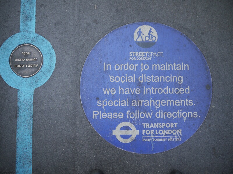 Hinweis zur Einhaltung von Maßnahmen des Social Distancing auf dem Geweg der Tower Bridge in der Weltmetropole London am 31.07.2022.