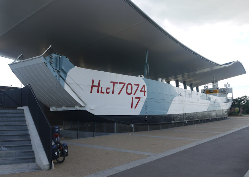 Landungsschiff der Invasion der Alliierten in der Normandie ab dem 06.06.1944 vor dem Museum "The D-Day-Story" in der Hafenstadt Portsmouth am 05.08.2022.