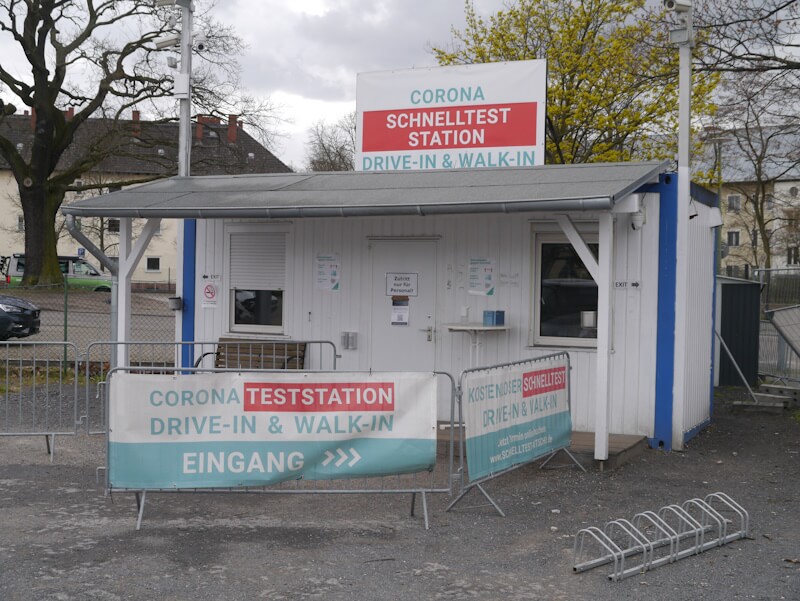 Corona-Teststation im Stadtteil Tegel von Berlin mit "Drive-In" und "Walk-In" während der sogenannten "Corona-Krise" am 10.04.2022.