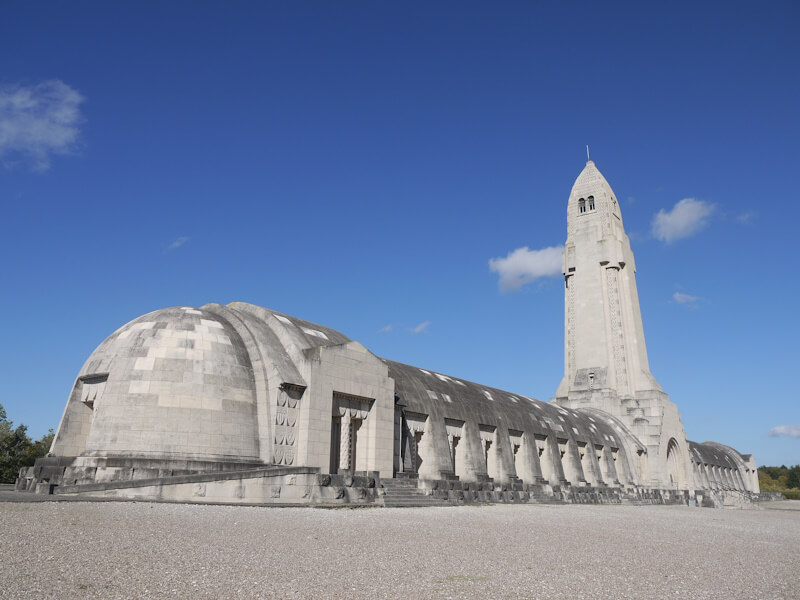 Das Beinhaus von Douramont (Ossuaire de Douramont) bei der Stadt Verdun am 05.10.2022.