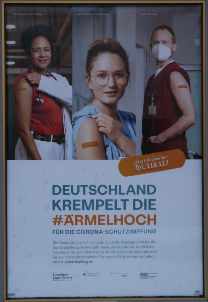 Ein Plakat fordert zur Corona-Schutzimpfung auf während der sogenannten "Corona-Krise" am 12.02.2021.