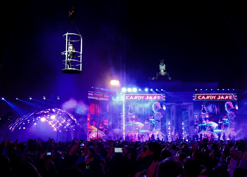 Bei den Veranstaltungen anläßlich von "25 Jahren Mauerfall" in Berlin im Jahre 2014 schwebt der Musiker Udo Lindenberg über dem Publikum am Brandenburger Tor am 09.11.2024.