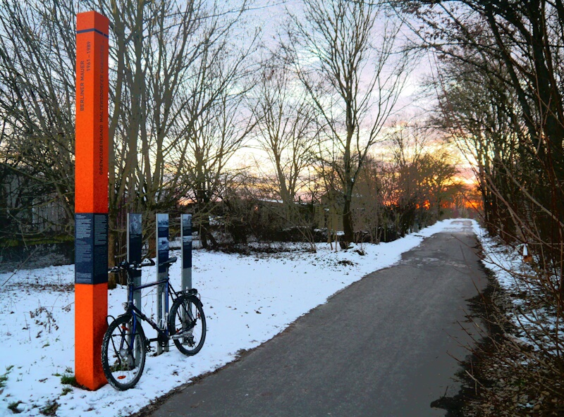 Gedenkstelen am Mauerradweg bei Schönefeld bei Berlin am 17.02.2025.