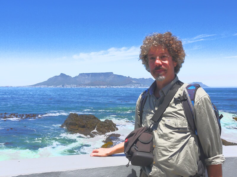 Blick von der Insel Robben Island auf die Hafenmetropole Kapstadt und den Tafelberg (1086 m) am 03.11.2025.