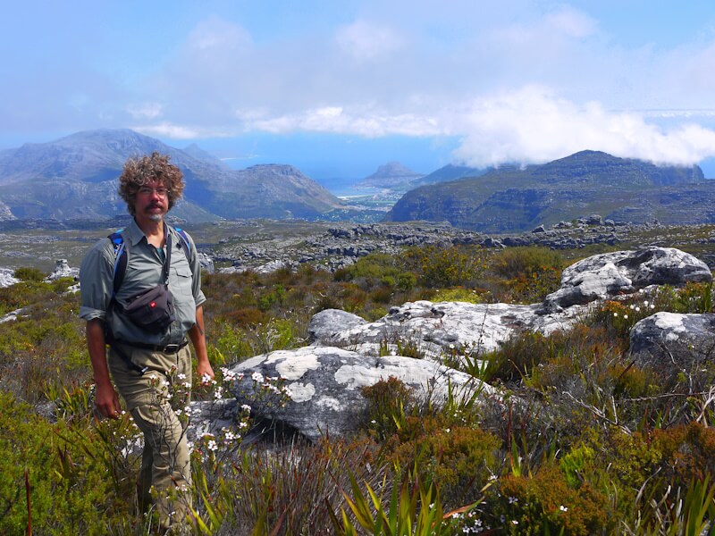 Manfred auf dem Hochplateau des Tafelberges (1086 m) mit Blick nach Süden zum Kap der Guten Hoffnung am 04.11.2025.